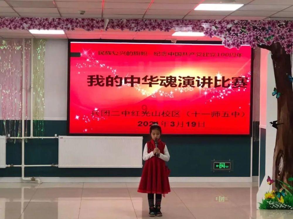 吃早餐的精致女孩